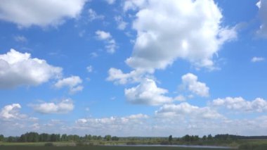 güzel mavi gökyüzü ve alan.