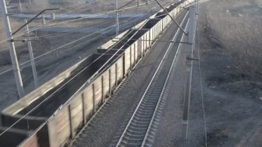 yük treni boş vagonları ile geçen.