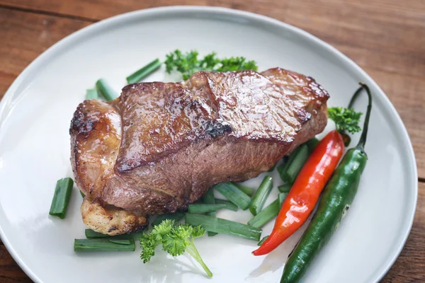 Carne de res a la parrilla —  Fotos de Stock