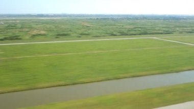 Açılış, uçak yolcu pencere görünümünden.