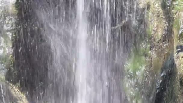 滝、水滴のクローズ アップ. — ストック動画