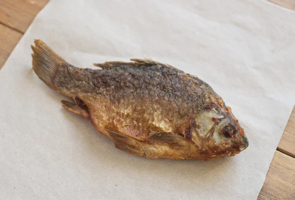 Kağıt üzerinde kızarmış balık — Stok fotoğraf