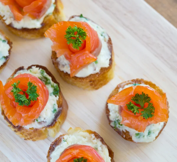 Canapés con peces rojos — Foto de Stock