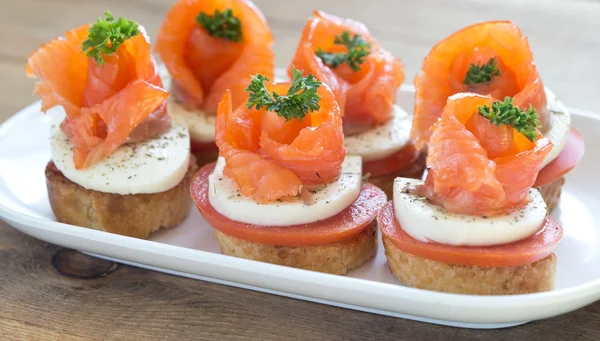 Canapés con peces rojos — Foto de Stock