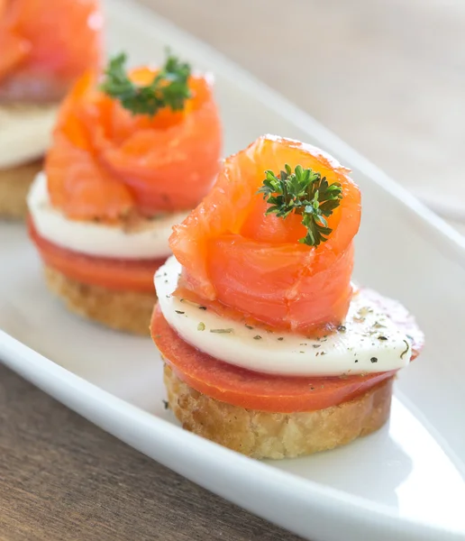 Canapés con peces rojos — Foto de Stock