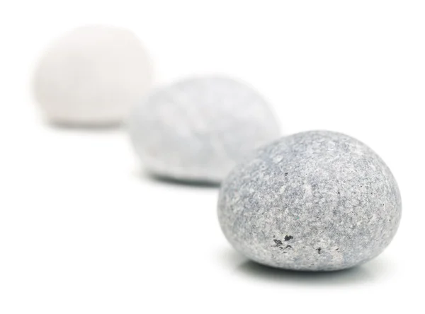 Круглі камені на білому — стокове фото