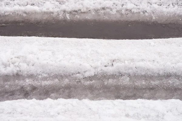Estrada de primavera com neve — Fotografia de Stock