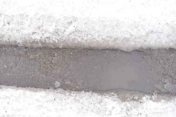 Estrada de primavera com neve — Fotografia de Stock