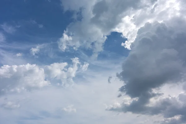 Blauer Himmel Hintergrund — Stockfoto