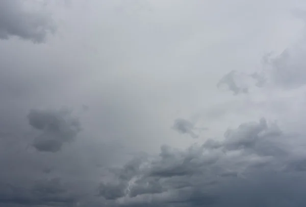 어두운 비가 내리는 하늘 — 스톡 사진