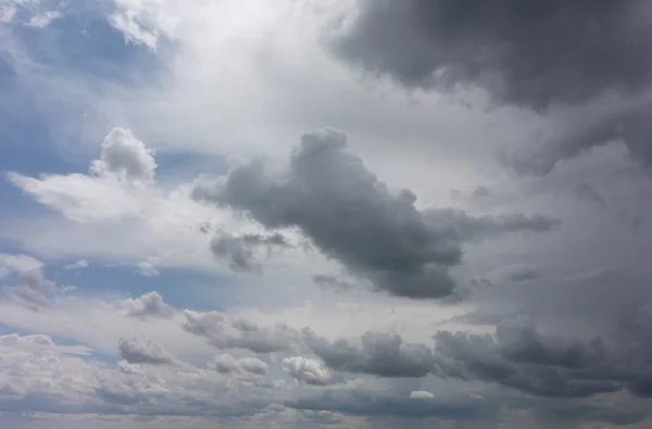 Nuvens chuvosas escuras — Fotografia de Stock
