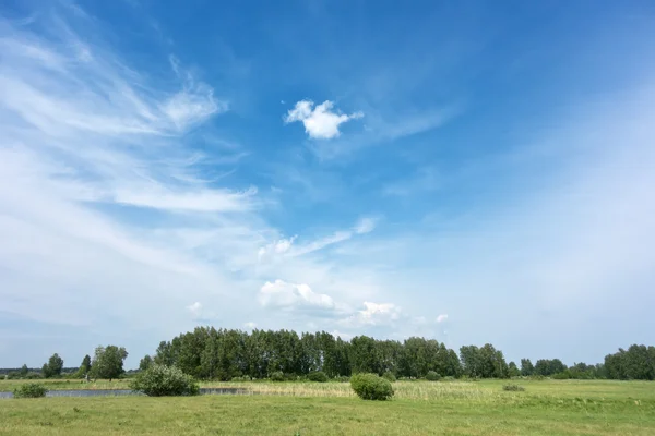 Blå himmel landskap — Stockfoto