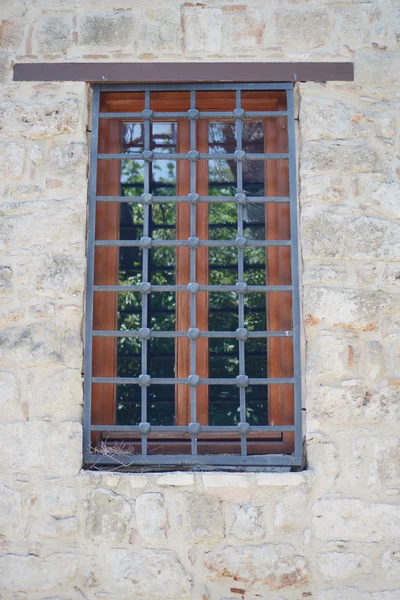 Fenster mit Gitter — Stockfoto