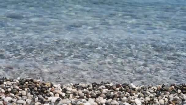 Plaża żwirowa z Niebieski Woda — Wideo stockowe