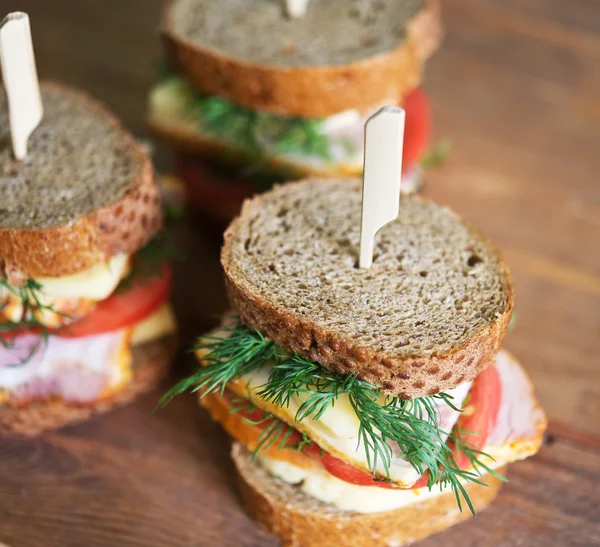 Сэндвичи на столе — стоковое фото
