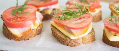 turuncu renkli duvara duvar kağıdı tutan kadın