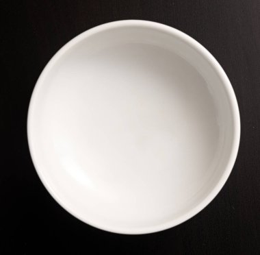 Siyah arkaplanda beyaz plaka