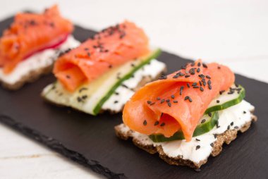 Tahta tabakta somonlu kanepeler