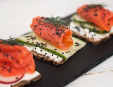 Tahta tabakta somonlu kanepeler