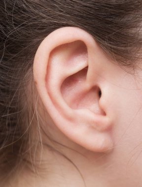 Kadın kulağına yakın çekim