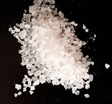 Siyah arka planda deniz tuzu