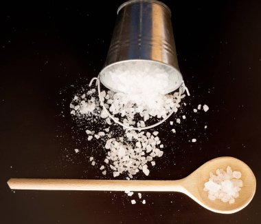 Siyah arkaplanda tuz