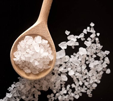 Siyah arka planda deniz tuzu