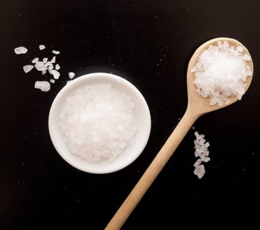 Siyah arkaplanda tuz