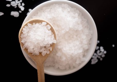 Siyah arkaplanda tuz