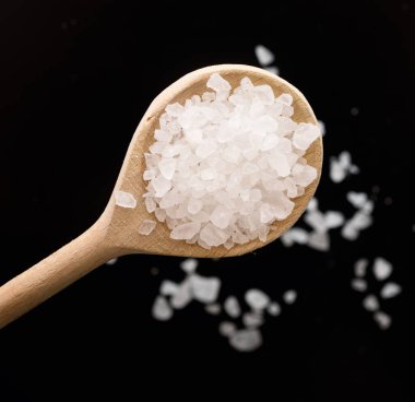 Siyah arkaplanda tuz