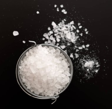 Siyah arkaplanda tuz