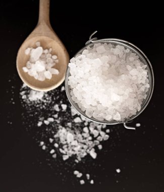 Siyah arka planda deniz tuzu