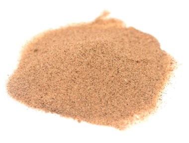 Beyaz arkaplanda izole kum