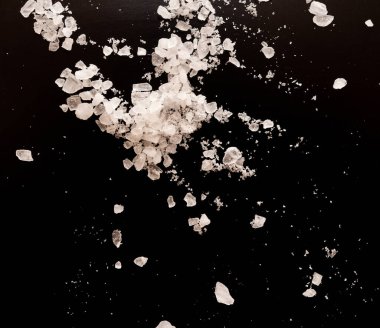 Siyah arkaplanda tuz