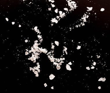 Siyah arka planda deniz tuzu