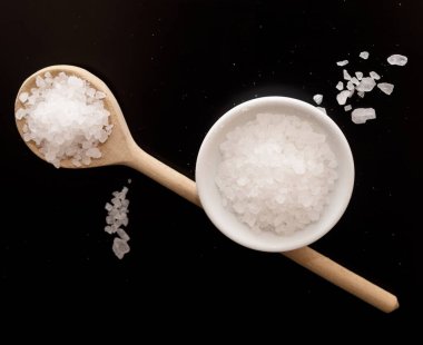 Siyah arkaplanda tuz