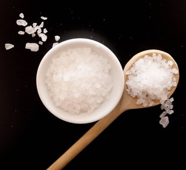 Siyah arkaplanda tuz