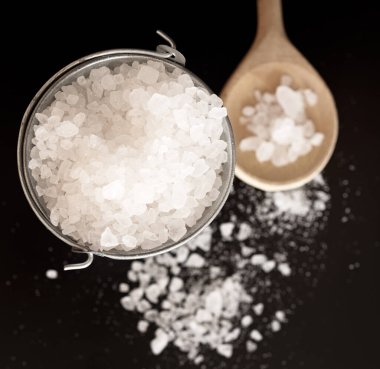 Siyah arkaplanda tuz