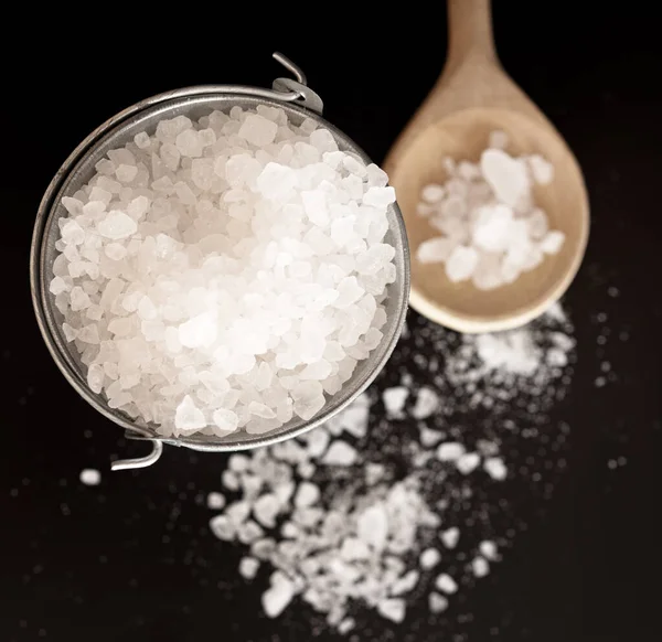 Siyah arkaplanda tuz