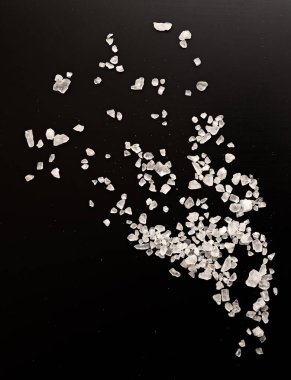 Siyah arkaplanda tuz