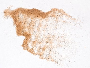 Beyaz arkaplanda izole kum