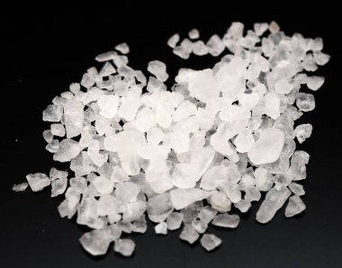 Siyah arka planda deniz tuzu