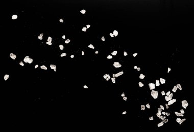 Siyah arkaplanda tuz