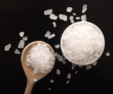 Siyah arkaplanda tuz