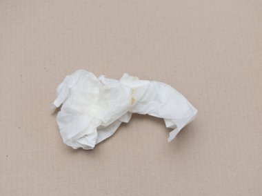 Karton zemin üzerinde kağıt top