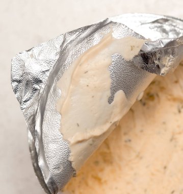 Yumuşak karides peynirli kutunun üst görüntüsü