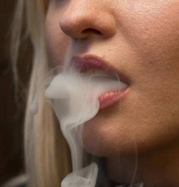 Primer Plano Mujer Fumando — Foto de Stock