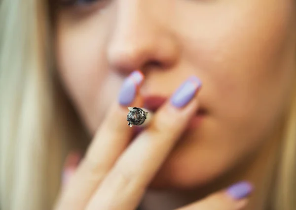 Close Shot Woman Smoking Cigarette — Stock Photo, Image