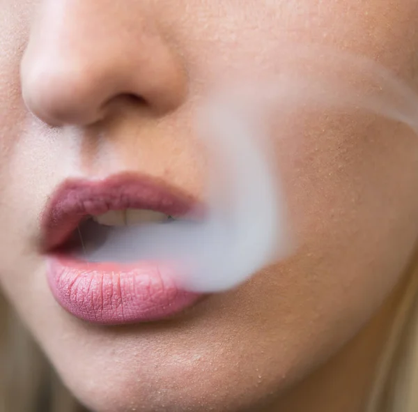 Close Shot Woman Smoking — Stock Photo, Image