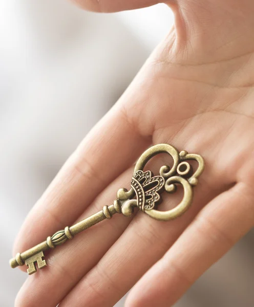 Mão com chave — Fotografia de Stock